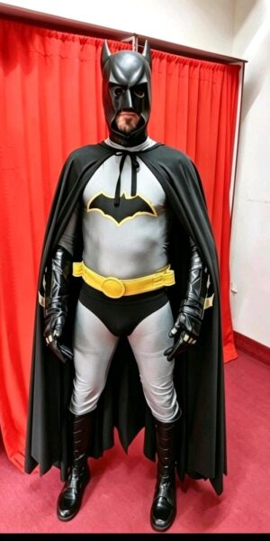 WhatsApp Image 2026-05-29 at 00.29.34 Disfraz de Batman Adam West