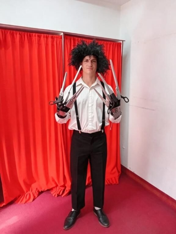Disfraz Joven manos de tijeras 2