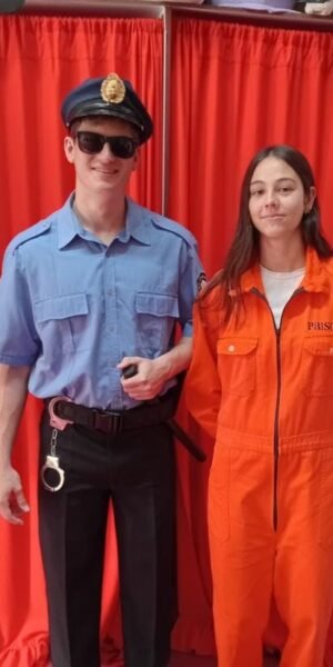 WhatsApp Image 2026-09-14 at 15.08.45 Disfraz de pareja policia - preso
