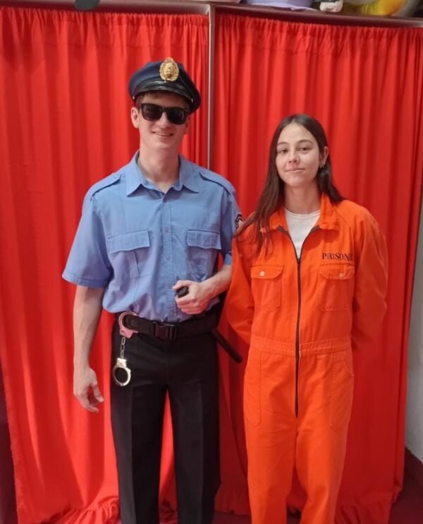 Disfraz de pareja policia - preso